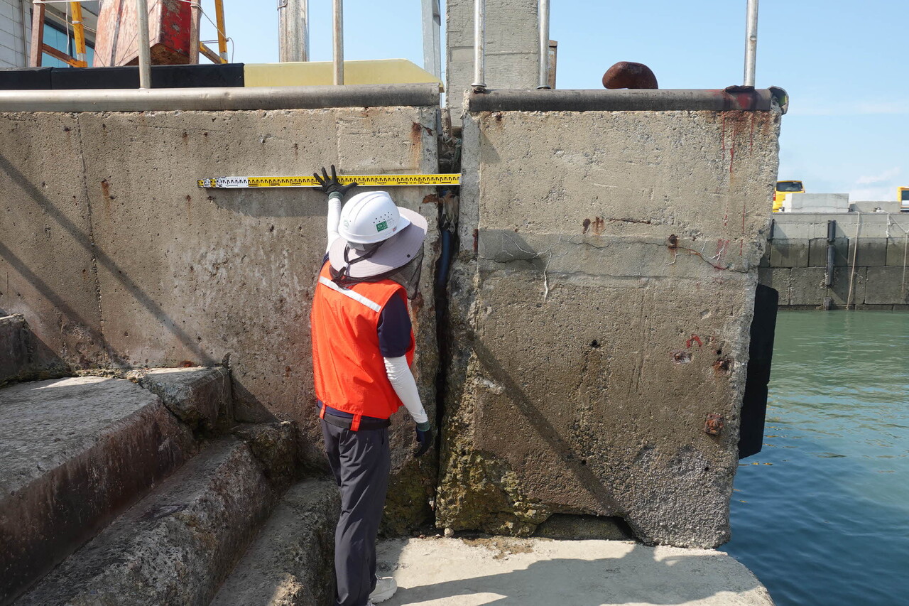 어항 기본시설 안전점검 하는 모습