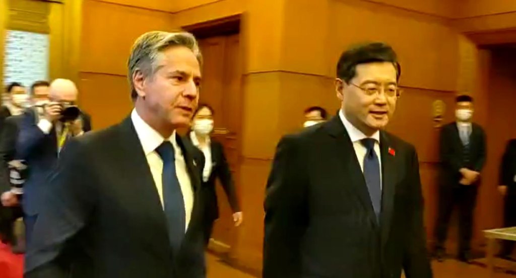  사진은 토니 블링컨 미 국무장관과 중국의 친강 외교부장이 지난 18일 중국 베이징에서 만나 양국간 긴장 완화를 위한 협상을 하기 위해 회의장으로 들어가고 있다. 사진  외신에서