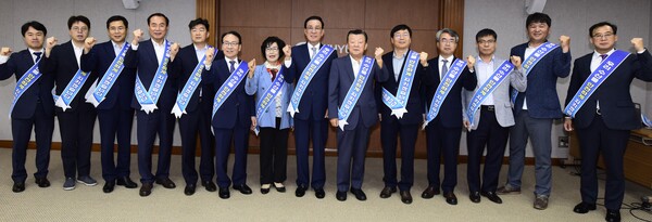 한국수산산업총연합회(이하 ‘한수총’) 가 지난 21일  간담회를 연 뒤 기념 촬영을 하고 있다.  