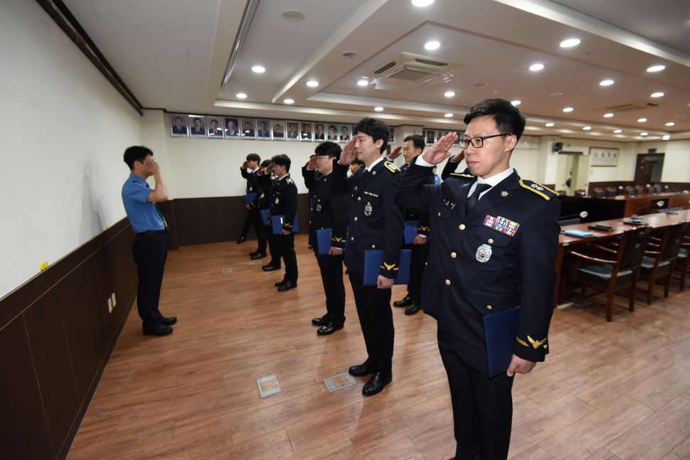 경찰관 21명 영예로운 승진 임용식