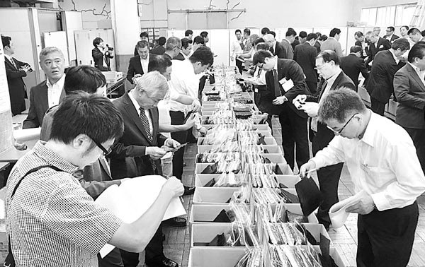 일본의 김수입업자들이  한국산 김 수입을 위해  한국산 김을 살펴보고 있다.