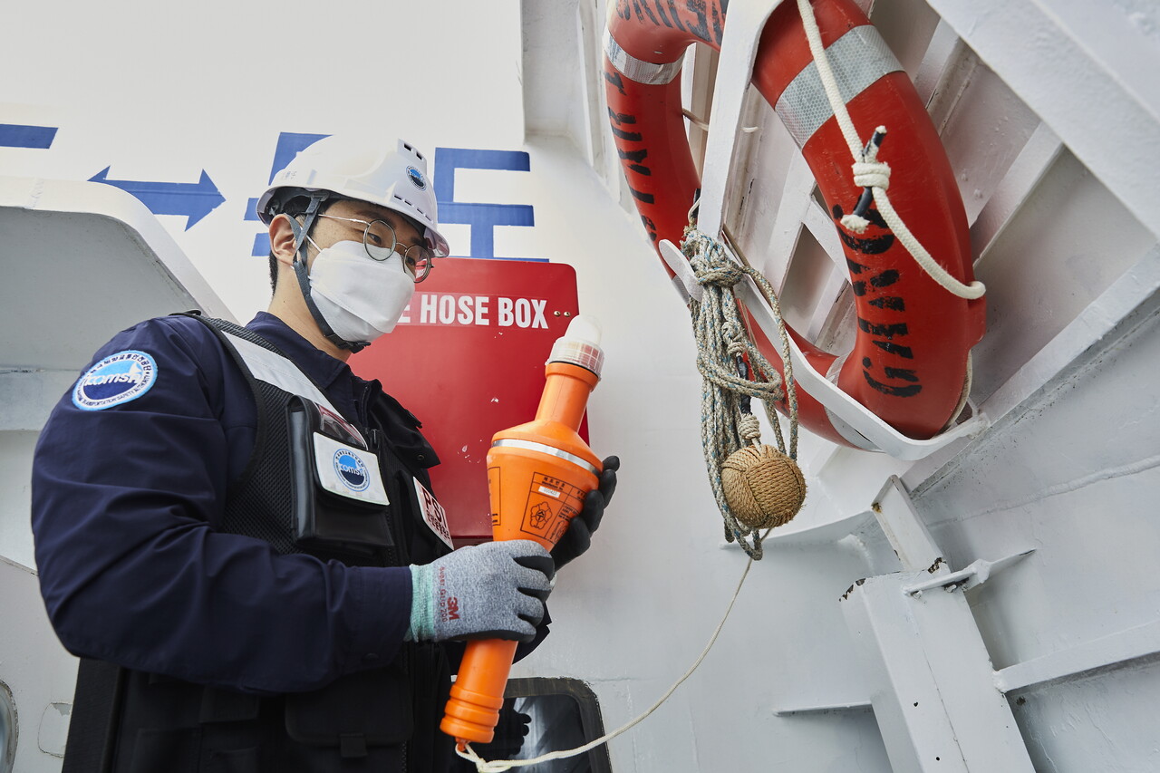 KOMSA 운항관리자가 여객선 출항 전 안전 점검을 하는 모습