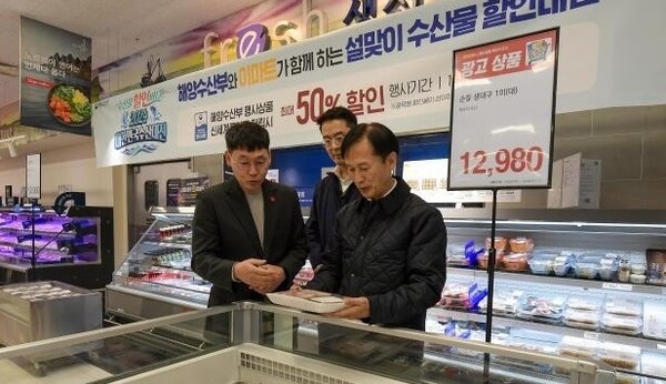 솜명달 해양수산부차관이  지난 11일  서울  이마트 용산점에서   수산물 수급  가격 동향 등을 점검하고  있다. 