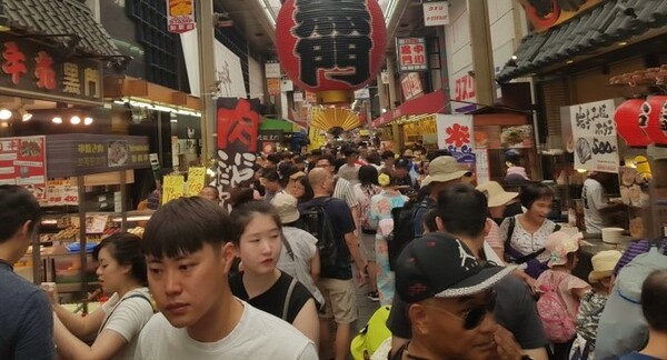                 오사카를  찾은 관광객  들.